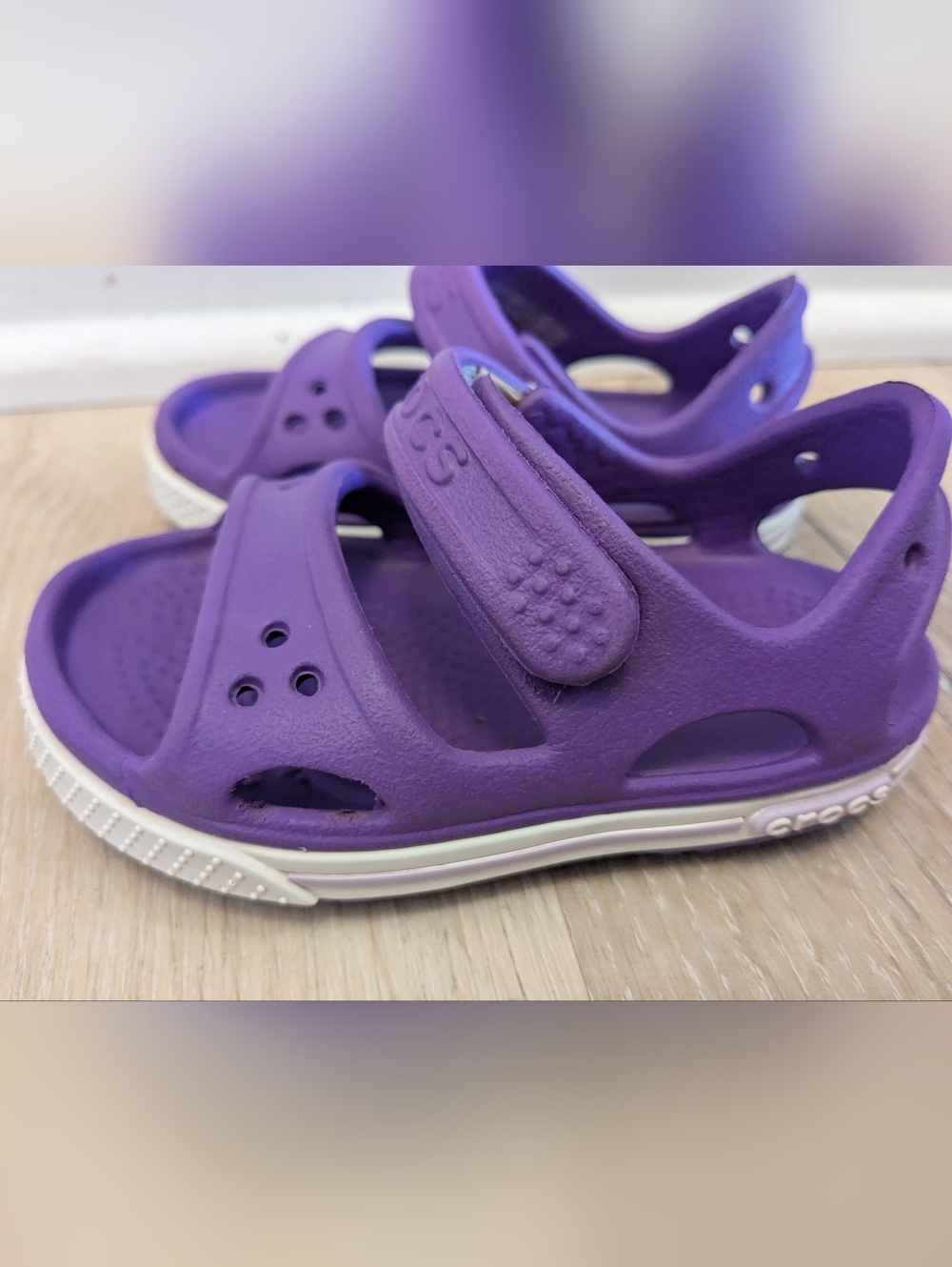 🐊 CROCS Girl's Purple Strap Sandals w/ White Sole & Velcro Closure; C4 or 4T - Picture 4 of 10
